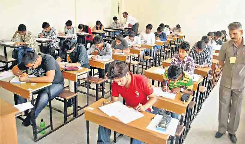 Telangana सरकार जल्द ही इंजीनियरिंग कॉलेजों में नई फीस संरचना तय करेगी Telangana सरकार जल्द ही इंजीनियरिंग कॉलेजों में नई फीस संरचना तय करेगी