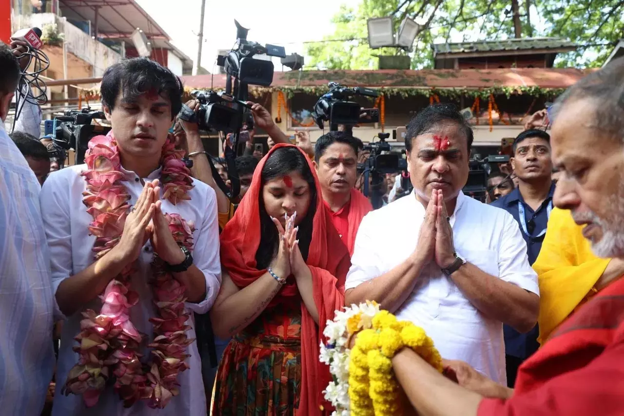 सीएम ने अपनी पत्नी और बच्चों के साथ मां कामाख्या का आशीर्वाद लिया सीएम ने अपनी पत्नी और बच्चों के साथ मां कामाख्या का आशीर्वाद लिया