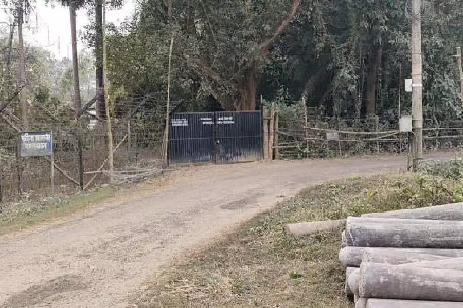 दिनाजपुर जिले में सीमा के पास खेतों तक पहुंचने में ग्रामीणों को BSF की बाधा का सामना करना पड़ा दिनाजपुर जिले में सीमा के पास खेतों तक पहुंचने में ग्रामीणों को BSF की बाधा का सामना करना पड़ा