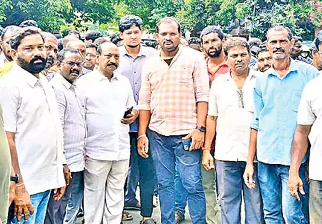 Andhra : विशाखापत्तनम में श्रमिकों की हड़ताल जारी, जलापूर्ति बाधित Andhra : विशाखापत्तनम में श्रमिकों की हड़ताल जारी, जलापूर्ति बाधित