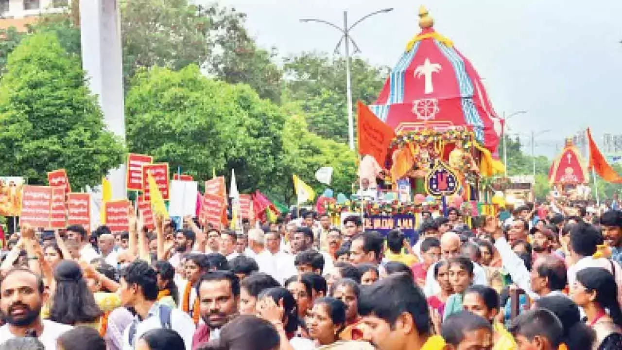 जगन्नाथ, बलभद्र, सुभद्रा की मूर्तियों को शहर की सड़कों पर भ्रमण कराया गया जगन्नाथ, बलभद्र, सुभद्रा की मूर्तियों को शहर की सड़कों पर भ्रमण कराया गया