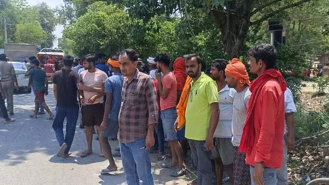 Ballia : डंपर की टक्कर से बाइक सवार दो युवकों की मौत, एक गंभीर Ballia : डंपर की टक्कर से बाइक सवार दो युवकों की मौत, एक गंभीर