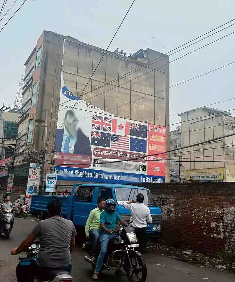 जालंधर के प्रमुख इलाकों में अवैध विज्ञापनों पर MC ने कार्रवाई की जालंधर के प्रमुख इलाकों में अवैध विज्ञापनों पर MC ने कार्रवाई की