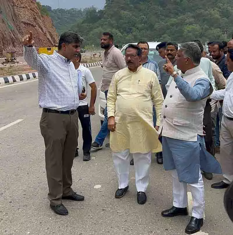 केंद्रीय मंत्री और MP ने लोगों को फोरलेन परियोजना के शीघ्र पूरा होने का आश्वासन दिया केंद्रीय मंत्री और MP ने लोगों को फोरलेन परियोजना के शीघ्र पूरा होने का आश्वासन दिया