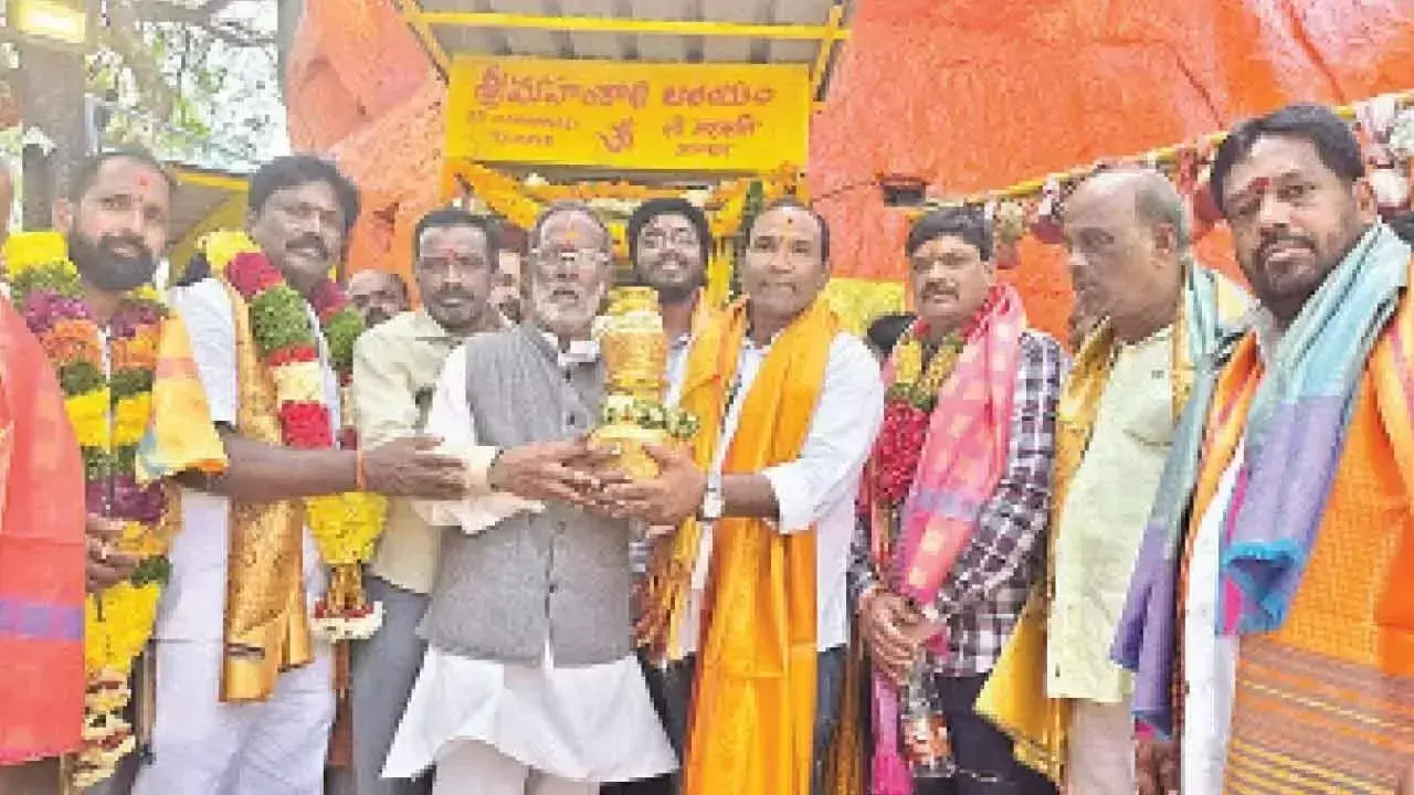 Telangana: बंगारू बोनम को गोलकुंडा मंदिर में देवता को अर्पित किया गया Telangana: बंगारू बोनम को गोलकुंडा मंदिर में देवता को अर्पित किया गया