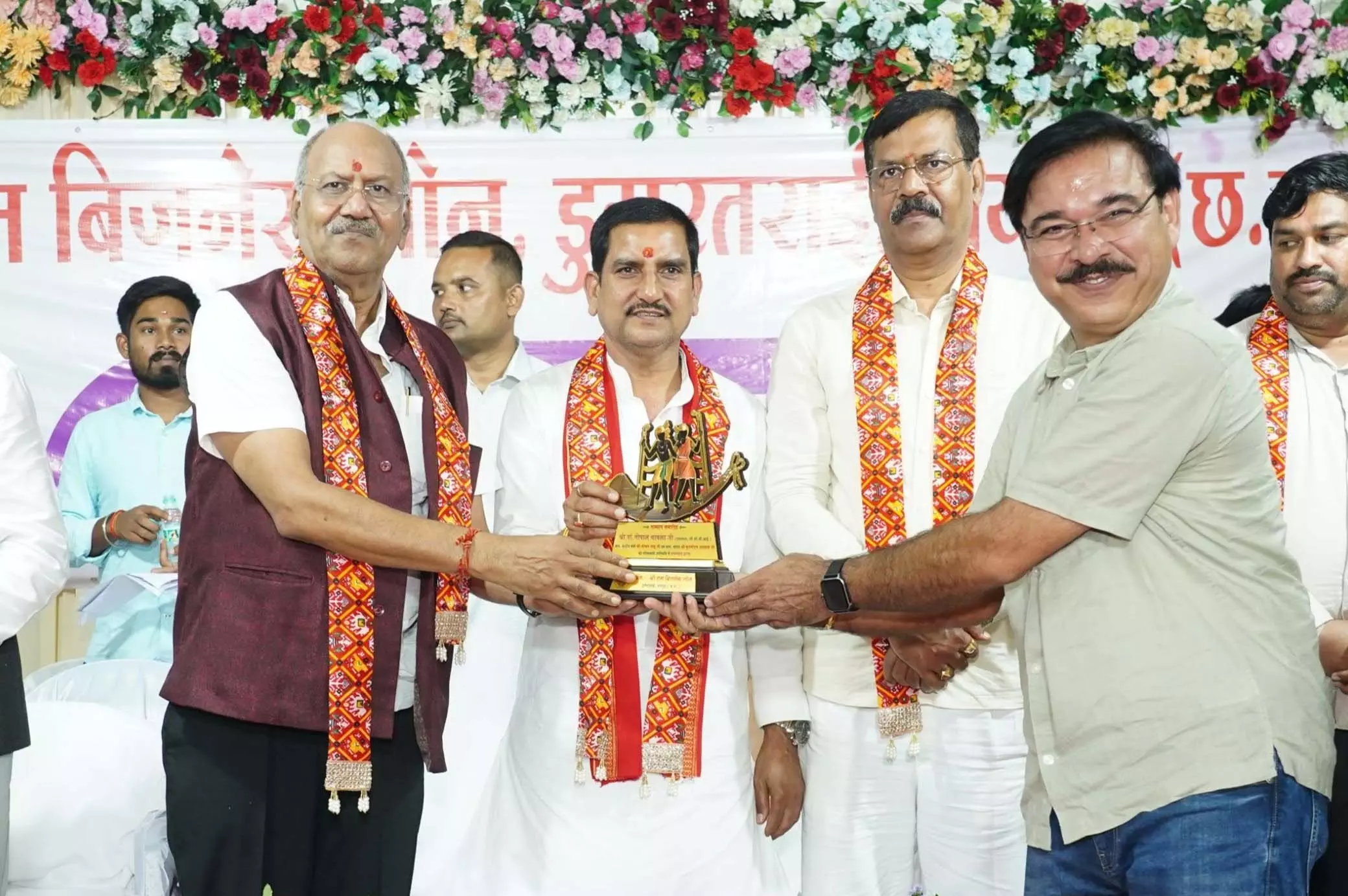 रायपुर में नव-निर्वाचित व्यापारिक पदाधिकारियों का भव्य सम्मान समारोह आयोजित रायपुर में नव-निर्वाचित व्यापारिक पदाधिकारियों का भव्य सम्मान समारोह आयोजित