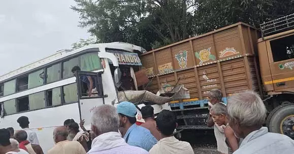 Bihar : तेज रफ्तार बस की खड़ी ट्रक में टक्कर, 20 से अधिक यात्री घायल Bihar : तेज रफ्तार बस की खड़ी ट्रक में टक्कर, 20 से अधिक यात्री घायल