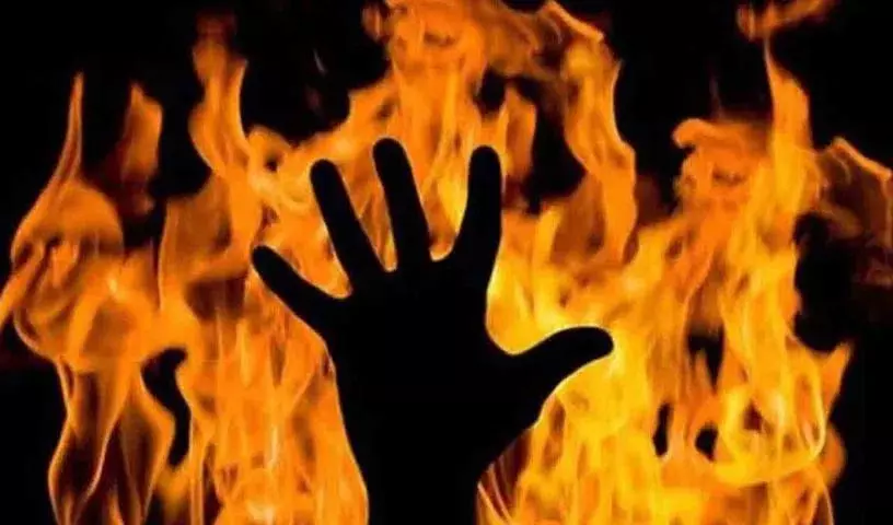 Warangal में भयावह घटना: बेटे ने पेट्रोल डालकर मां को आग के हवाले कर दिया Warangal में भयावह घटना: बेटे ने पेट्रोल डालकर मां को आग के हवाले कर दिया