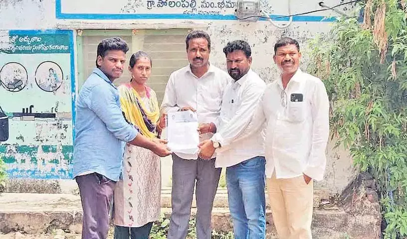 आखिरकार इंदिराम्मा हाउस... कांग्रेस नेता पहुंच गए आखिरकार इंदिराम्मा हाउस... कांग्रेस नेता पहुंच गए