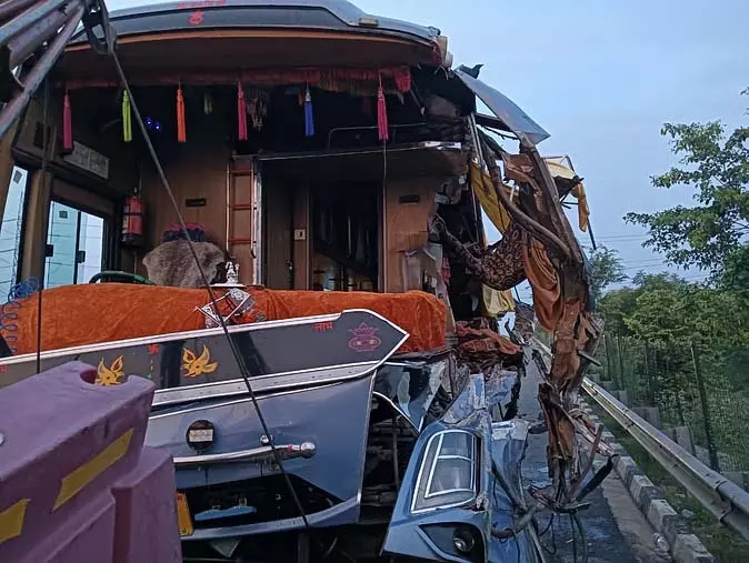 धमाके से एक्सप्रेसवे पर हड़कंप, चालक के केबिन में बैठे तीन यात्रियों की मौत धमाके से एक्सप्रेसवे पर हड़कंप, चालक के केबिन में बैठे तीन यात्रियों की मौत