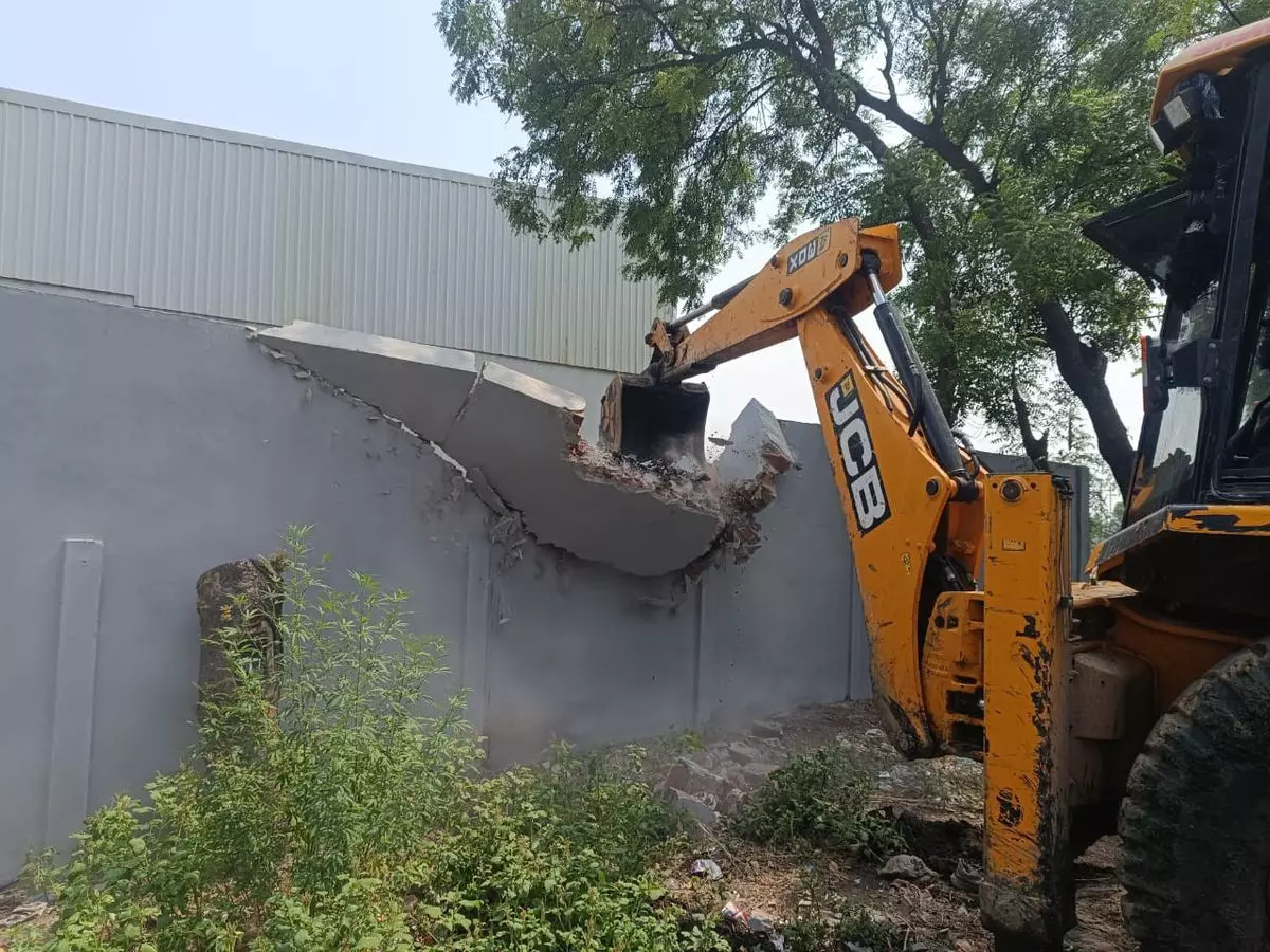 Rewari: अवैध निर्माण पर चला बुलडोजर, 5 एकड़ में कार्रवाई Rewari: अवैध निर्माण पर चला बुलडोजर, 5 एकड़ में कार्रवाई