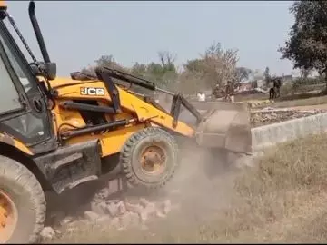 Faridabad: कॉलोनी पर गिराने की तैयारी, नोटिस मिलते ही दहशत Faridabad: कॉलोनी पर गिराने की तैयारी, नोटिस मिलते ही दहशत