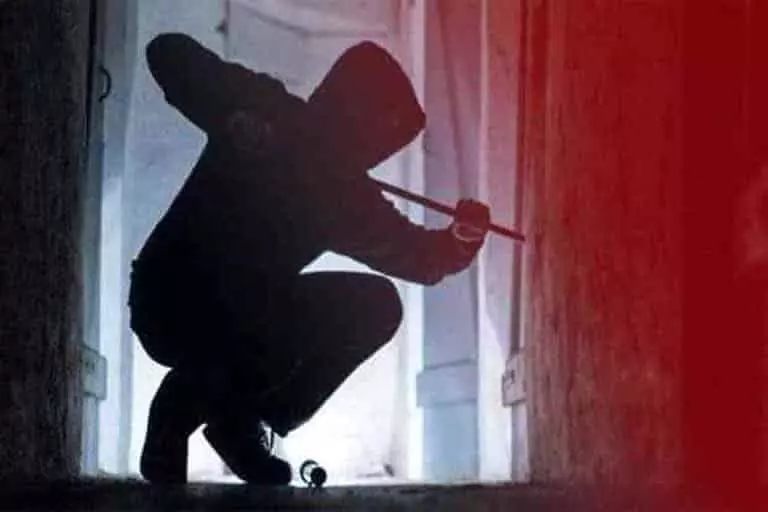 Charkhi Dadri: परिजन के बाहर जाते ही चोरों ने किया हाथ साफ़ Charkhi Dadri: परिजन के बाहर जाते ही चोरों ने किया हाथ साफ़