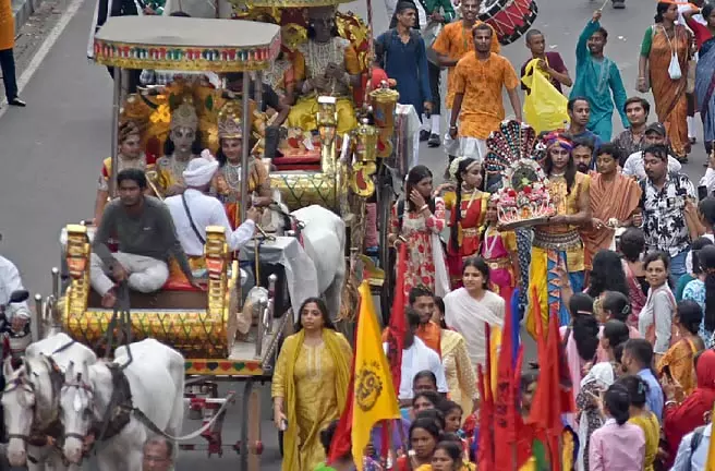 जगन्नाथ ने विशेष अतिथियों के साथ रिक्शा से किया शहर का भ्रमण जगन्नाथ ने विशेष अतिथियों के साथ रिक्शा से किया शहर का भ्रमण