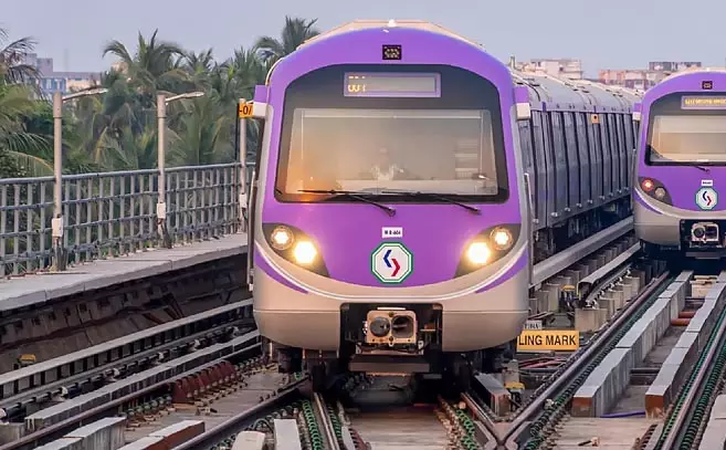 भूमि को काटें और बैंगनी रेखा पर एक सुनहरी रेखा बनाएं भूमि को काटें और बैंगनी रेखा पर एक सुनहरी रेखा बनाएं