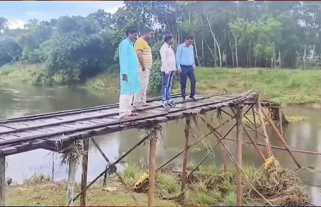 पुल ढहने से खतरा, स्कूल की कक्षाएं खाली पुल ढहने से खतरा, स्कूल की कक्षाएं खाली