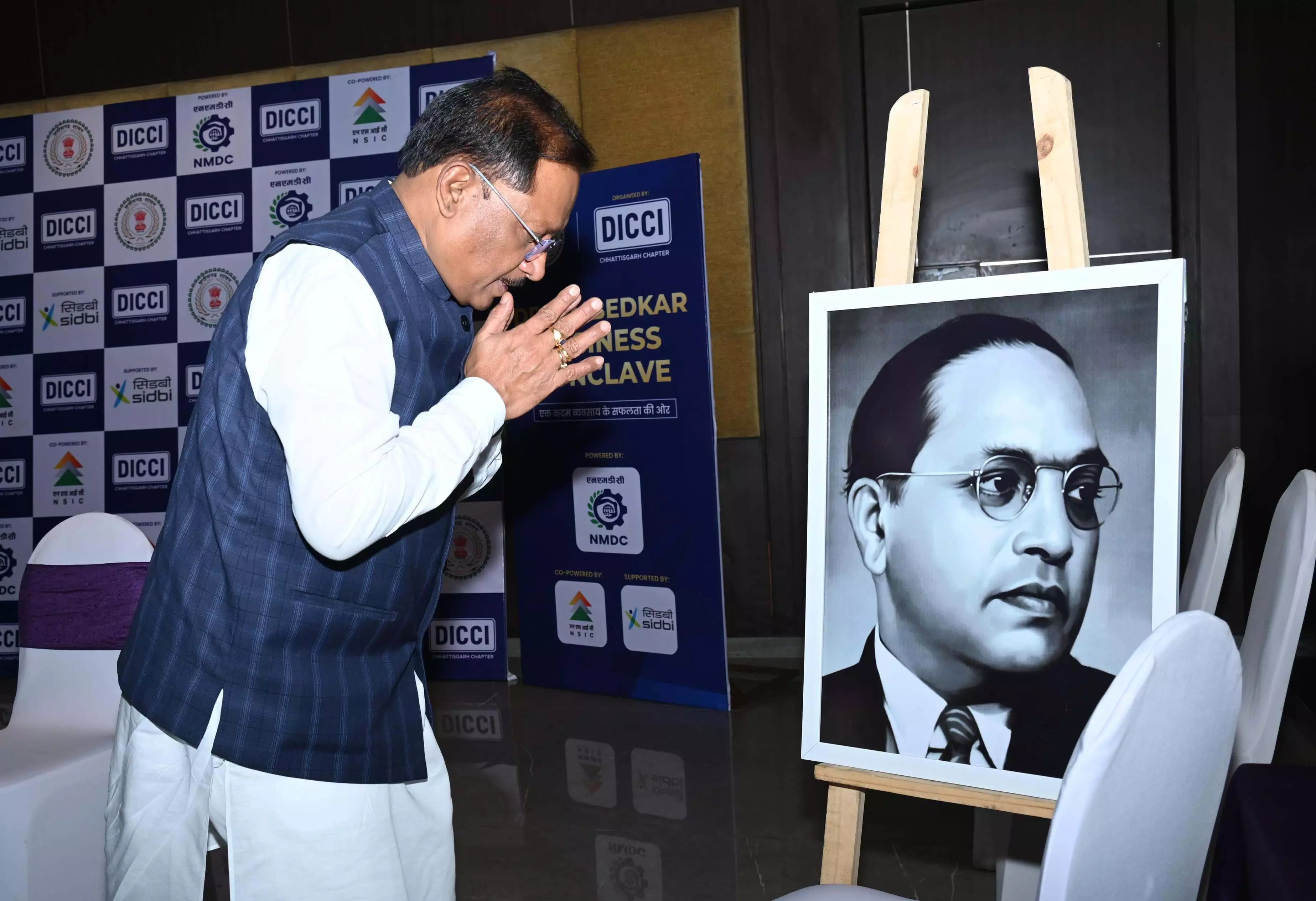 छत्तीसगढ़ में बन रहा उद्योग-धंधों के लिए अनुकूल माहौल: CM साय छत्तीसगढ़ में बन रहा उद्योग-धंधों के लिए अनुकूल माहौल: CM साय