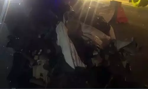 चेकिंग पॉइंट के सामने कार हुई दुर्घटनाग्रस्त, 4 लोगों की दर्दनाक मौत चेकिंग पॉइंट के सामने कार हुई दुर्घटनाग्रस्त, 4 लोगों की दर्दनाक मौत