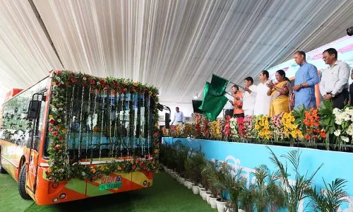 रेखा ने 100+ इलेक्ट्रिक बसों को दिखाई हरी झंडी, नरेला बस डिपो का उद्घाटन रेखा ने 100+ इलेक्ट्रिक बसों को दिखाई हरी झंडी, नरेला बस डिपो का उद्घाटन