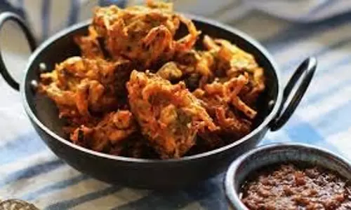 Monsoon Recipe: बारिश के मौसम में चाय के साथ लें प्याज के पकौड़ों का मजा Monsoon Recipe: बारिश के मौसम में चाय के साथ लें प्याज के पकौड़ों का मजा