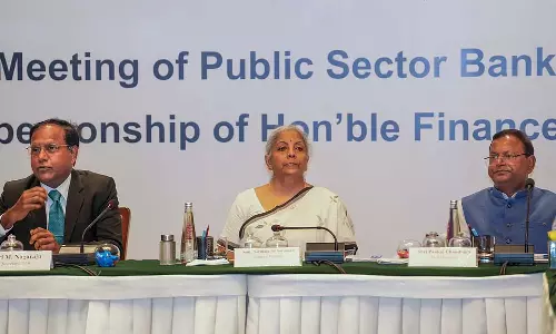 सार्वजनिक क्षेत्र के बैंकों को उदारतापूर्वक ऋण देना चाहिए: Finance Minister सार्वजनिक क्षेत्र के बैंकों को उदारतापूर्वक ऋण देना चाहिए: Finance Minister