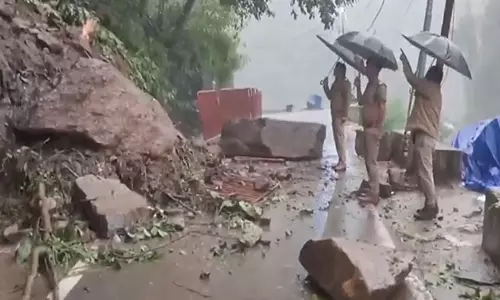 Uttarakhand: सोनप्रयाग क्षेत्र के पास मलबा आने से यात्रियों की आवाजाही रुकी Uttarakhand: सोनप्रयाग क्षेत्र के पास मलबा आने से यात्रियों की आवाजाही रुकी