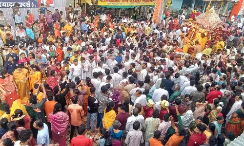 भगवान वेंकटेश की रथयात्रा ने Indore शहर को मंत्रमुग्ध कर दिया भगवान वेंकटेश की रथयात्रा ने Indore शहर को मंत्रमुग्ध कर दिया