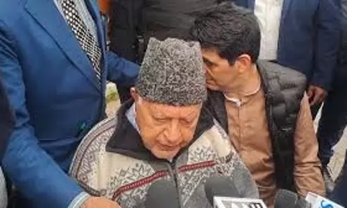 डॉ. फारूक अब्दुल्ला ने हजरतबल दरगाह पर शुक्रवार की नमाज अदा की डॉ. फारूक अब्दुल्ला ने हजरतबल दरगाह पर शुक्रवार की नमाज अदा की