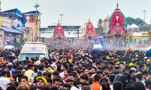 पुरी में रथ यात्रा का दूसरा दिन: भगवान जगन्नाथ निकले मौसी के घर, भक्तों का उत्साह चरम पर पुरी में रथ यात्रा का दूसरा दिन: भगवान जगन्नाथ निकले मौसी के घर, भक्तों का उत्साह चरम पर