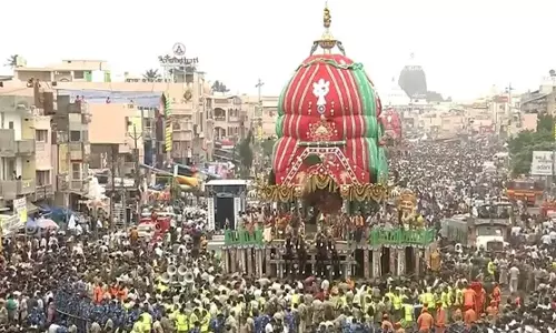 Rath Yatra : पुरी में श्रद्धालुओं की भीड़ के बीच रथ खींचने का काम फिर शुरू Rath Yatra : पुरी में श्रद्धालुओं की भीड़ के बीच रथ खींचने का काम फिर शुरू