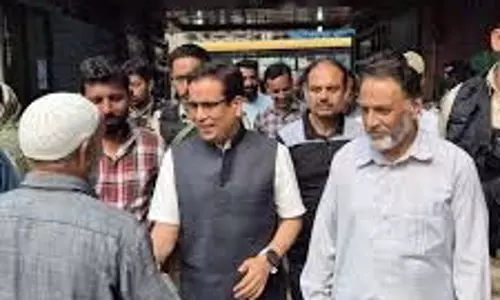 Srinagar तनवीर सादिक ने दरगाह में टेका मत्था Srinagar तनवीर सादिक ने दरगाह में टेका मत्था