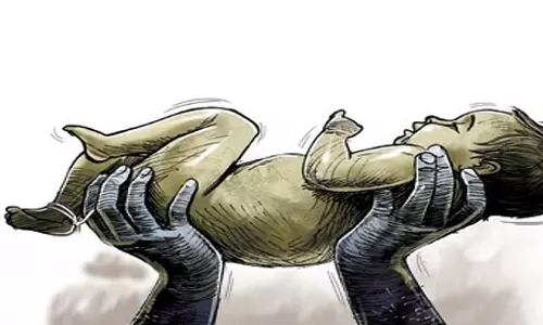 Odisha: तालाब में फेंके जाने से बच्ची की मौत