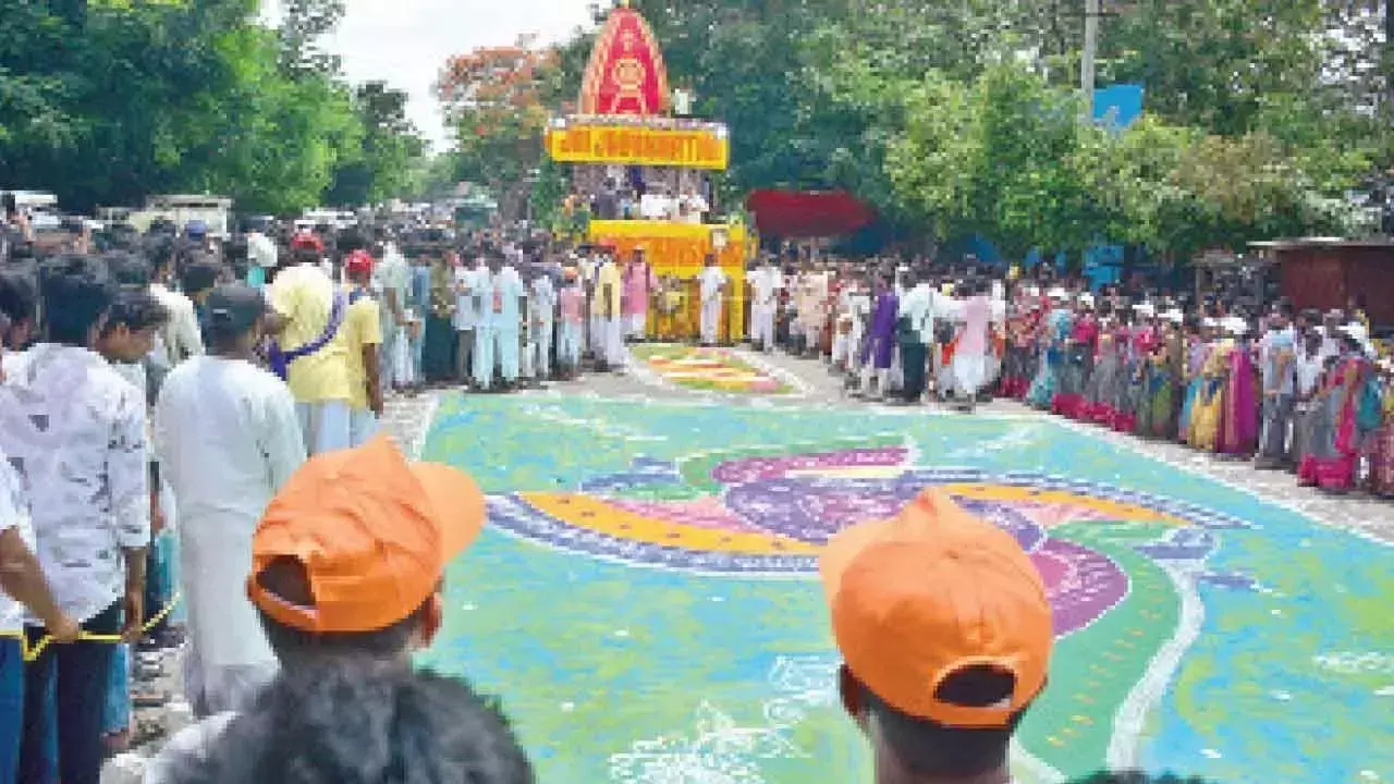 Telangana: जगन्नाथ रथ यात्रा में हजारों लोग शामिल हुए Telangana: जगन्नाथ रथ यात्रा में हजारों लोग शामिल हुए