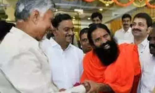 AP: बाबा रामदेव ने विजयनगरम में चिनारोपल्ली का दौरा किया