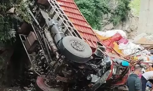 जम्मू-कश्मीर के बनिहाल में ट्रक के खाई में गिरने से दो लोगों की मौत