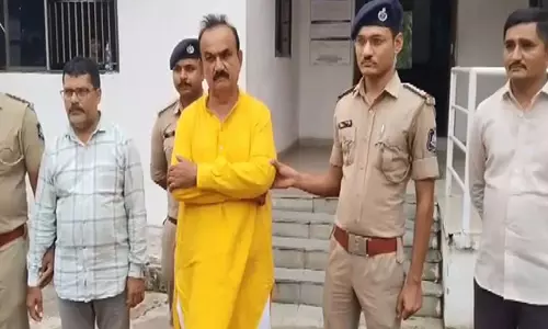 Gujarat कांग्रेस उपाध्यक्ष हीरा जोतवा और उनके बेटे सहित तीन लोगों को कथित मनरेगा घोटाले के लिए गिरफ्तार किया गया Gujarat कांग्रेस उपाध्यक्ष हीरा जोतवा और उनके बेटे सहित तीन लोगों को कथित मनरेगा घोटाले के लिए गिरफ्तार किया गया