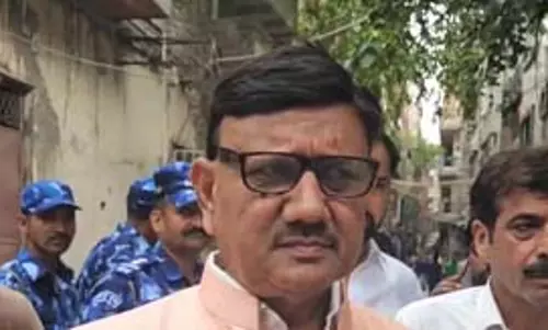 शाहदरा हत्या प्रकरण: परिजनों से मिलने पहुंचे विधायक, बोले- बख्शे नहीं जाएंगे आरोपी शाहदरा हत्या प्रकरण: परिजनों से मिलने पहुंचे विधायक, बोले- बख्शे नहीं जाएंगे आरोपी