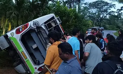 Chikmagaluru : बस पलटने से पर्यटक घायल