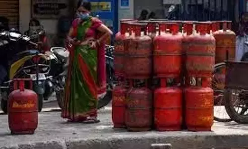 स्ट्रीट फूड विक्रेताओं के बीच घरेलू LPG रिफिल का दुरुपयोग बड़े पैमाने पर हो रहा स्ट्रीट फूड विक्रेताओं के बीच घरेलू LPG रिफिल का दुरुपयोग बड़े पैमाने पर हो रहा