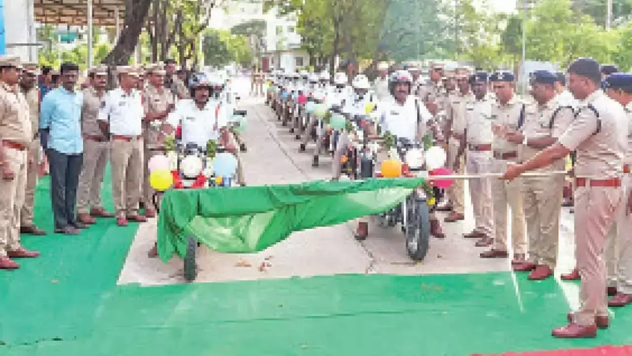 Andhra: तिरुपति पुलिस को 27 नई मोटरसाइकिलें मिलीं Andhra: तिरुपति पुलिस को 27 नई मोटरसाइकिलें मिलीं