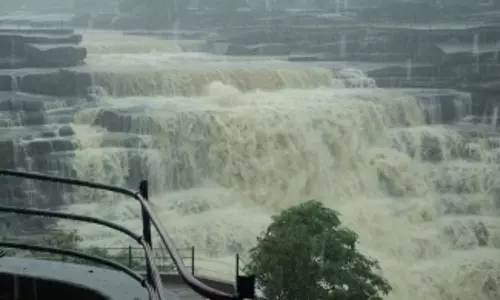 Mirzapur: पानी में डूबे युवक की तलाश में जुटी रेस्क्यू टीम Mirzapur: पानी में डूबे युवक की तलाश में जुटी रेस्क्यू टीम