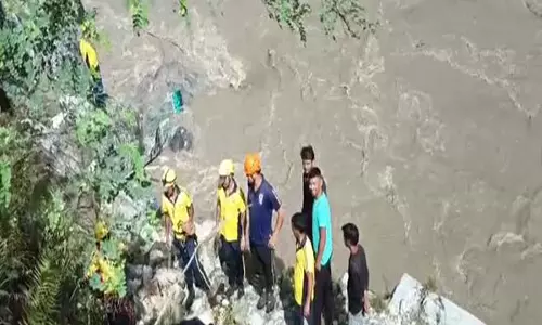 रुद्रप्रयाग बस दुर्घटना: DM ने कहा शवों को परिजनों को सौंपने के लिए काम कर रहे