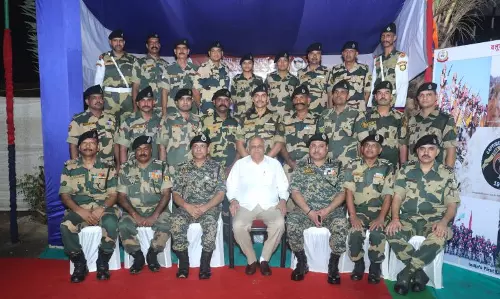 Gandhinagar: मुख्यमंत्री भूपेंद्र पटेल ने BSF जवानों के साथ भोजन कर ऑपरेशन सिंदूर की सराहना की