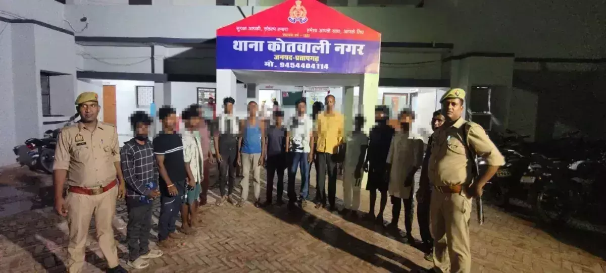 Pratapgarh: प्रभारी निरीक्षक ने नशाखोरी के खिलाफ ठोका डंडा, 13 आरोपी पकड़े Pratapgarh: प्रभारी निरीक्षक ने नशाखोरी के खिलाफ ठोका डंडा, 13 आरोपी पकड़े
