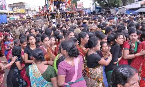 रथ यात्रा: बेरहामपुर में महिलाएं देवी सुभद्रा का रथ खींचा रथ यात्रा: बेरहामपुर में महिलाएं देवी सुभद्रा का रथ खींचा