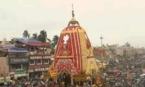 रथ यात्रा: पुरी में श्रद्धालुओं ने रथ खींचना फिर शुरू किया रथ यात्रा: पुरी में श्रद्धालुओं ने रथ खींचना फिर शुरू किया