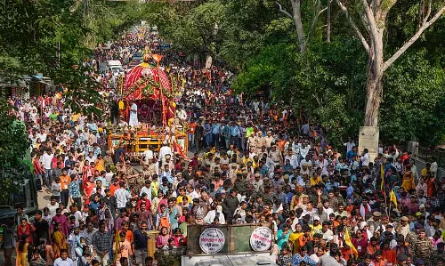 रथ यात्रा: Puri में श्रद्धालुओं ने रथ खींचना फिर शुरू किया रथ यात्रा: Puri में श्रद्धालुओं ने रथ खींचना फिर शुरू किया