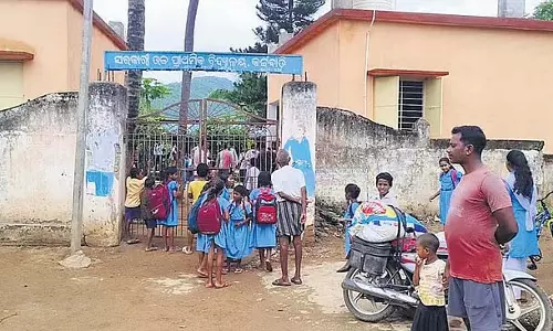 Odisha में स्कूल के चपरासी ने पहली कक्षा के छात्र पर किया हमला Odisha में स्कूल के चपरासी ने पहली कक्षा के छात्र पर किया हमला