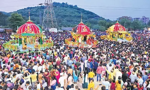 Odisha: भारी भीड़ ने जीवंत समारोह में हिस्सा लिया Odisha: भारी भीड़ ने जीवंत समारोह में हिस्सा लिया