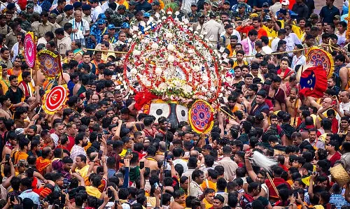 IIC और शाही वंशज जाजपुर में छेरा पहनरा का प्रदर्शन